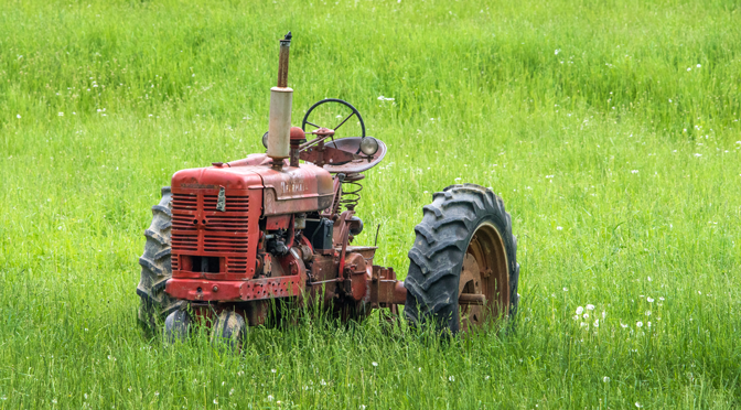 Alter Traktor auf Feld